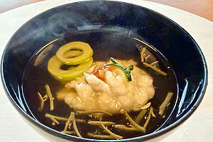 細やかな骨切りをした鱧に葛粉をはたいて“牡丹鱧”に。鰹出汁に焼き鱧の骨からとる出汁を合わせた吸い地が染み渡る美味しさ。ふっくらとしてきめ細やかな鱧の味わいが、吸い地と極上のハーモニーを生み出す