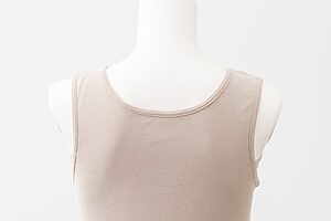 背中側。上に着た服からは見えず、汗をかきやすい背中はしっかりカバーする絶妙な高さ