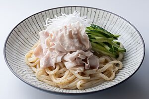 だし和え麺 豚しゃぶ　1,500円（おすすめの組み合わせ：うどん麺＋茅乃舎だし）