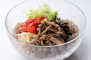 だし和え麺 彩り野菜　1,400円（おすすめの組み合わせ：こんにゃく麺＋椎茸だし）