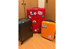 旅のお供のスーツケース。旅先でゲットしたステッカーはいい思い出。数えると合計8つのスーツケースを持っていることが判明！