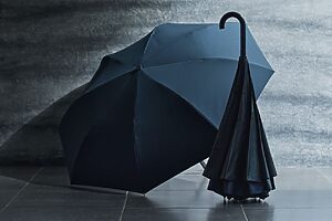 「SAKASANANO」は逆開きのユニークな構造も特長の1つ。折りたたんだ面に雨粒が付いていないから、持ち物や洋服が濡れるのをカバーしてくれる画期的な1本