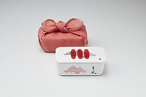 上品な色味の赤。縁起もよく晴れやかな気持ちを演出してくれます