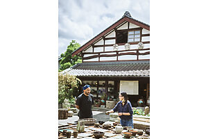 石原さん（右）と、「大誠窯」の7代目である大塚誠一さん。10年来の付き合いだそう
