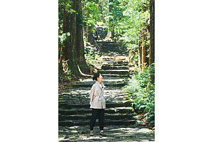 熊野那智大社へと続く、約270段の石段が美しい熊野古道 大門坂。「苔むした石畳と杉木立がきれい」（牧田さん）