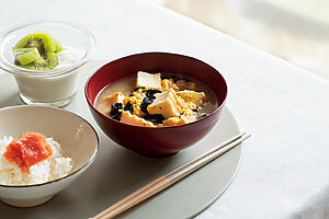 卵や厚揚げを入れて、いつもの一杯を“具だくさん味噌汁”に