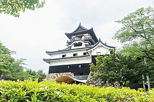 木曽川沿いの小高い山に建てられた犬山城。初期の様式を伝える天守を間近で見ることができる