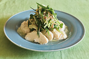 〈鶏むね肉の塩麹蒸し〉塩麹で漬けた鶏肉はやわらかく、しっとりふっくら。たっぷりとのせた香味野菜の香りが食欲を刺激し、夏の暑い日にも軽やかに食べられるメイン料理