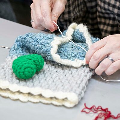 不安を和らげ、心をつなぐ。編み物ボランティアから広がる「認知症マフ」の輪