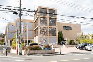 横浜市六浦地域ケアプラザは地域の高齢者や住民が安心して暮らせるよう、介護サービスを中心に多様な支援を行う施設。済生会が運営する
