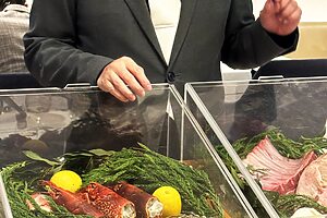 今日の食材がワゴンに乗って登場。おすすめの調理法の説明を受けます
