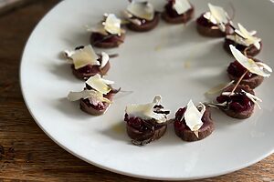 そうして焼きあがった鹿肉。器に盛り付けたら、新鮮なオリーブオイルをかけていただきます