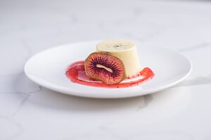 ルビーレッドキウイを使ったパンナコッタ。酸味と甘みのバランスが絶妙で印象に残るおいしさ