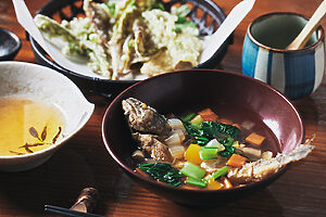 「高峰温泉 ランプの宿」の山の恵みと、近隣の幸を生かした食事。月ごとにメニューが変わり、写真は5月の一例