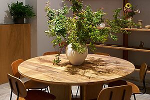 TYNK店内。ゆったりとお茶を楽しめるカフェスペース