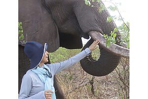 ジンバブエ「ビクトリアフォールズ国立公園」──世界3大瀑布・ビクトリアの滝の周辺には多くの国立公園が存在。写真は、母親と離れてしまったゾウの子を保護し、森に帰す施設。「すべての動物が好きですが、ゾウは特別好き」と木村さん