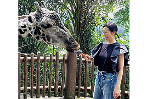 シンガポール「シンガポール動物園」──「オープン・ズー」がコンセプトで、柵や檻が少なく、自然に近い状態の動物たちを見られる。動物たちにえさをやり、一緒に記念撮影ができる「アニマル・フィーディング」なども人気