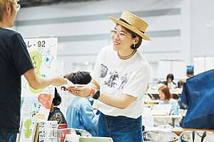 オカヤさんが有志と出店したブースを訪問。お客さんとのちょっとした触れ合いも、文学フリマの楽しみだ