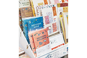 出版社や書店の参加も増加中。「丸善ジュンク堂書店」のブースではコラボ商品など文豪グッズが大人気