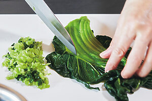 高菜漬けを葉と茎に切り分け、茎を細かく刻む