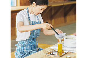 「果肉だけ使うのできれいな色ですね」（牧田さん）──とろみがついたら瓶に詰める