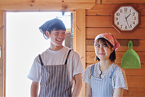 「甘辛のくるみ味噌が自慢です！」──走さん、晴歌さん夫婦。家族で建てたというログハウス風の工房にて