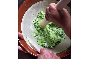 砂糖を加えてするとなめらかな餡になる