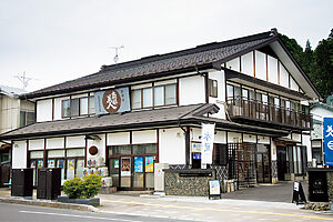 木造の造りが目を引く、南部美人本社の外観