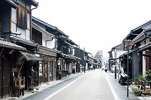 江戸時代の区画そのままの城下町には、江戸から昭和までの建造物が道の両側に並ぶ。カフェやレストランもある