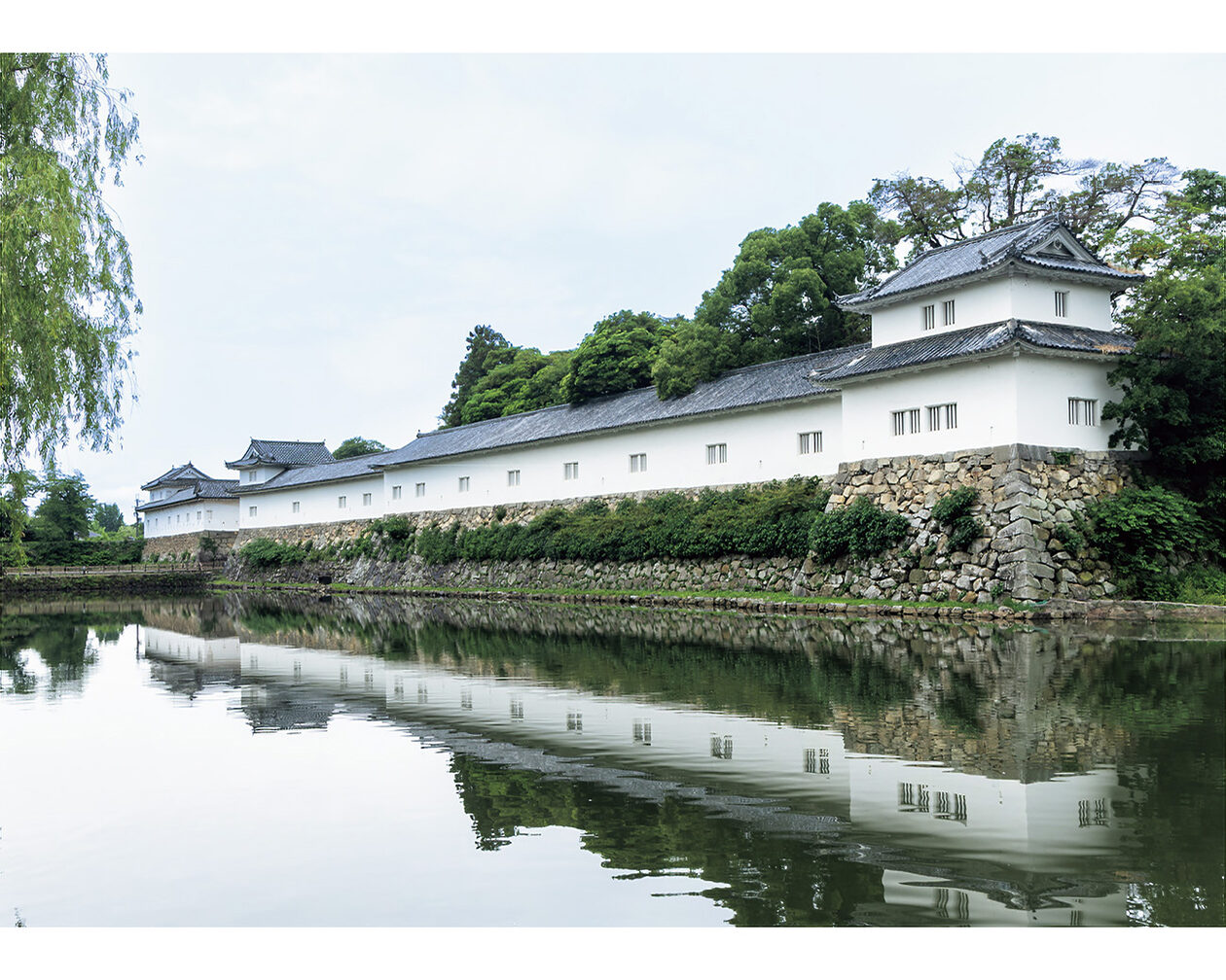 国宝・彦根城】堀に囲まれた城内を巡った後は、足軽組屋敷の風情を