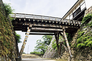 右側の石垣の上には天秤櫓が立ち、中に入るための廊下橋が架かっている。有事には橋を落とし、敵の侵入を防ぐ