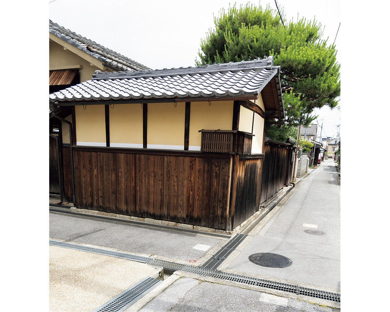 国宝・彦根城】堀に囲まれた城内を巡った後は、足軽組屋敷の風情を