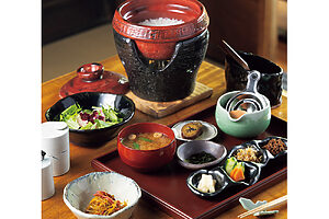 土鍋御膳2,400円（予約制。当日予約可）。蓋を開けた瞬間のご飯の香りもご馳走