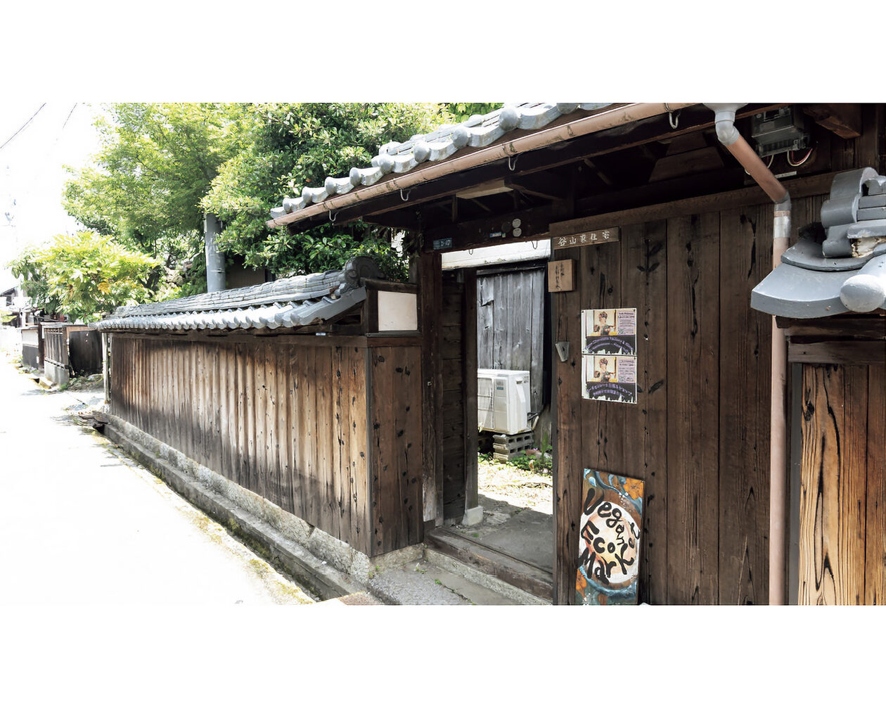 国宝・彦根城】堀に囲まれた城内を巡った後は、足軽組屋敷の風情を