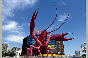 潜江名物・ザリガニ城の巨大ザリガニ像。街のスローガンは「潜江ザリガニ、天下を紅く染める」