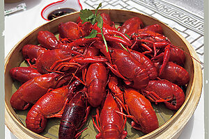 清蒸小龍蝦（ザリガニの姿蒸し）。鮮やかな紅が食欲をそそる
