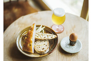 8時～11時限定のモーニングセット1,000円。パンの盛り合わせとクロックムッシュの2種類で、平飼い鶏のゆで卵とドリンクが付く。ビールは＋300円