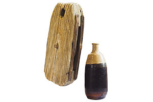 右・鉄釉掛け分け徳利 φ9×H20cm 1万2000円。左・井戸の水を汲み上げるための木製滑車 W12×D5×H25cm 3,800円。「古い額縁の中心に置いて絵の代わりに飾ります」（石原さん）