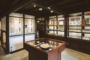 1階には「瀬戸本業窯」の江戸後期から昭和までの品々を展示