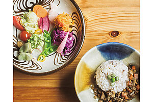 ごも＆季節の野菜を味わうプレート1,700円。「瀬戸本業窯」の器が温もりを添える