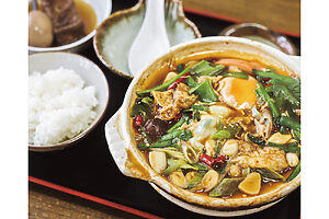 スタミナ味噌煮込みうどん定食1,450円。副菜は、おでん2本、野菜の天ぷら、冷奴、刺身、イワシフライなどから1品選べる