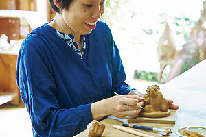 竹串で線を描き、穴を開け、目や鼻、たてがみ、尻尾などに装飾を施す