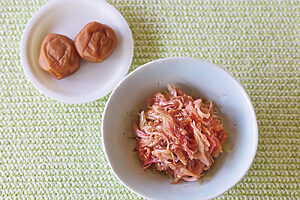 「そうめんやおにぎり、豚しゃぶなどによく合うんです」というみょうがの梅和え。大塚さん愛用の梅干しは『梅干し専門店うめ八』の梅干し〈珠玉〉