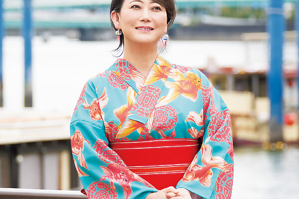 芸人・友近さんの着物の時間──あえて帯は上めに締めています。脚を長く見せる秘訣です