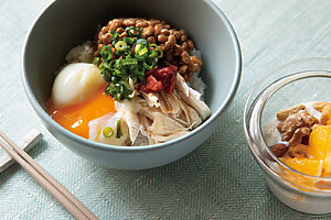 定番の納豆ご飯を、温玉とささみでパワーアップ！