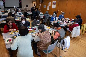 この日は20人ほどの部員が参加。おしゃべりに花が咲きます。「この日が初めての参加で」という人もすぐになじんで楽しそうにしている様子が印象的