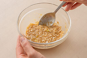 （3）ボウルにAと長ねぎを入れて混ぜ、香味だれを作る