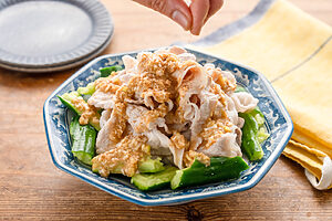 （4）器にたたききゅうり、豚肉を盛り、3をかける。お好みで花椒をかける