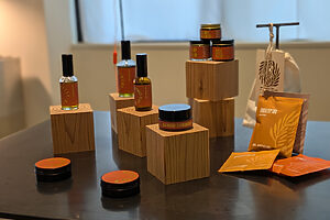 「URB APOTHECARY（アーブ アポセカリー）」は、アメリカ西海岸発のオーガニックブランド。ヘアオイルやヘアバームは、ハーブをオイルに漬けてその成分を抽出したインフューズドオイルという製法で作られている。これにより、より植物本来の香りが立つのが特徴