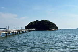 「日本のモンサンミッシェル」と呼ばれる竹島。陸地と橋で繋がれています。周囲およそ600mの島丸ごとが八百富神社という神社の境内